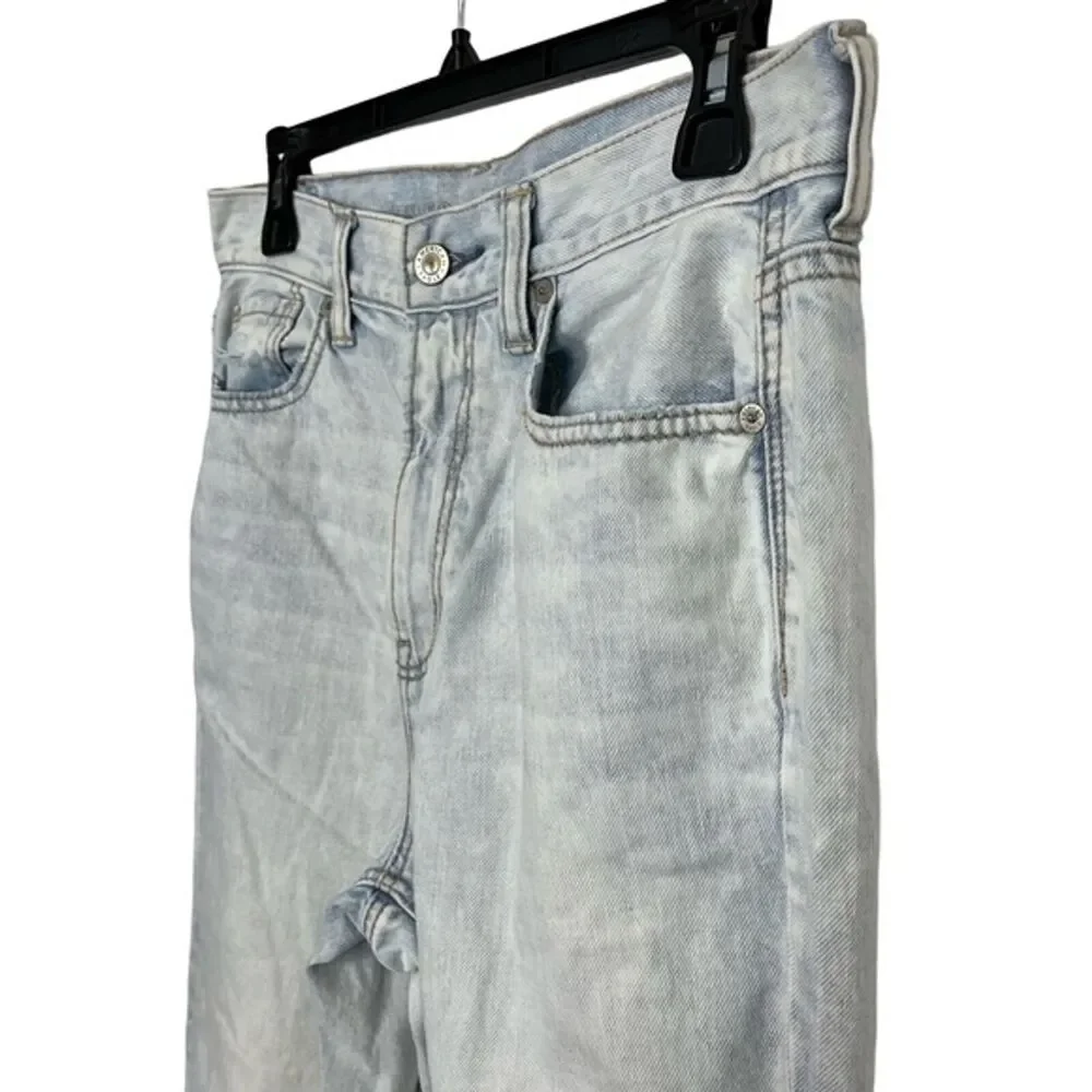 AMERICAN EAGLE MOM JEAN High Rise Distressed Light Blue Wash Raw Hem Jeans sz 4